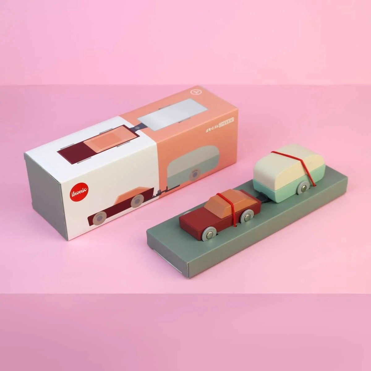 Floris Hovers Duotone Car No8 - Wooden toy car with caravan — K